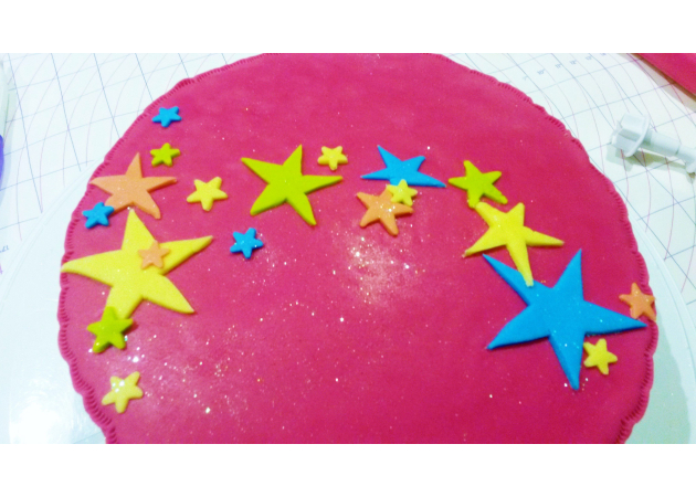 Gâteau Etoiles (avec ruban de pâte à sucre)