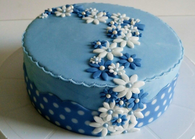 Gâteau fleuri bleu et blanc