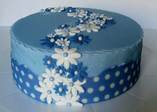 Gâteau fleuri bleu et blanc