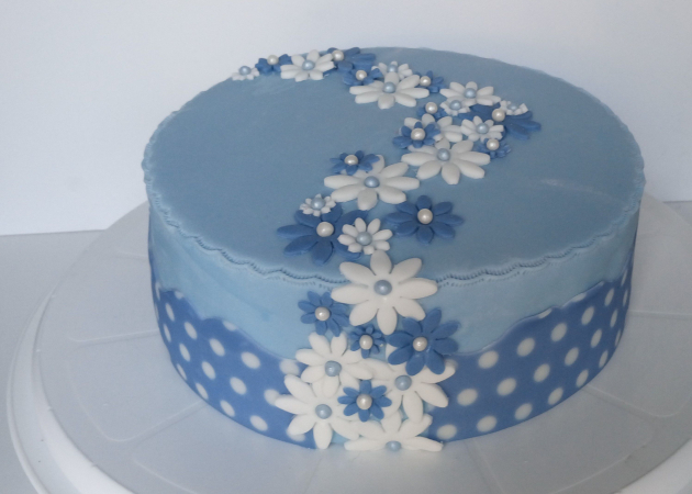 Gâteau fleuri bleu et blanc