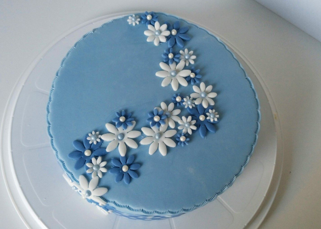Gâteau fleuri bleu et blanc