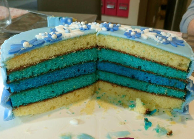 Gâteau fleuri bleu et blanc