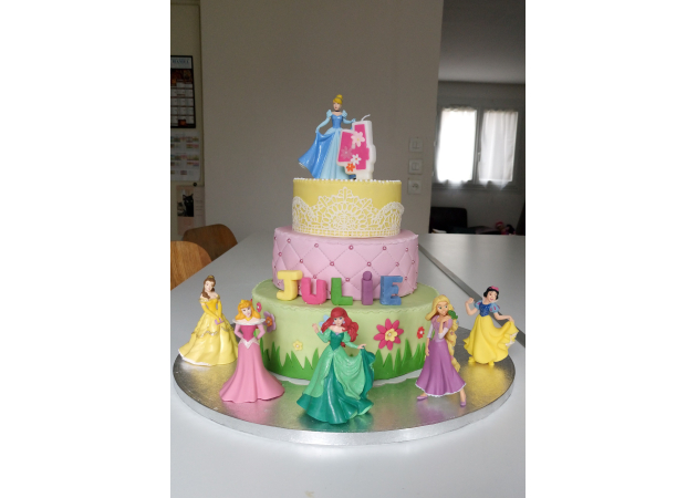 Gâteau à étages princesses