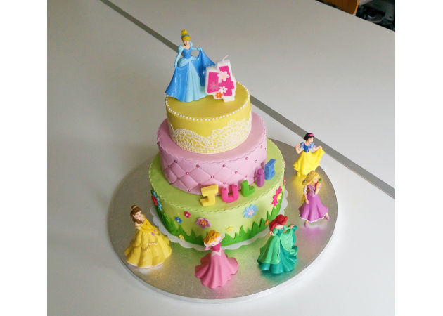 Gâteau à étages princesses