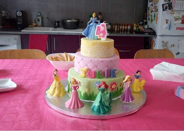 Gâteau à étages princesses