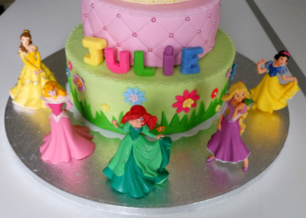 Gâteau à étages princesses
