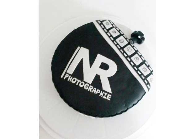 Logo ou lettrage en pâte à sucre